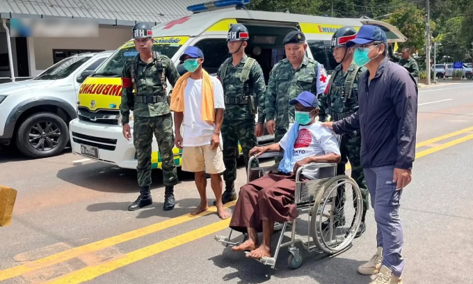 Lim Sameng (áo trắng, quàng khăn da cam) cùng một tù binh Campuchia được Thái Lan trao trả hồi tháng 7. Ảnh: Nation Thailand