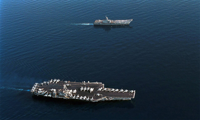 Tàu sân bay Chakri Naruebet (trên) và siêu tàu sân bay USS Kitty Hawk của Mỹ (dưới) di chuyển trên biển tháng 4/2001. Ảnh: US Navy