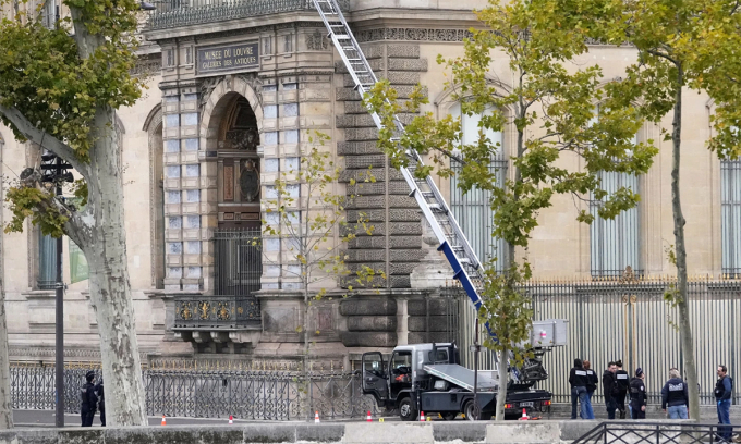 Xe thang nâng bị bỏ lại bên ngoài bảo tàng Louvre, Paris, Pháp ngày 19/10. Ảnh: AP