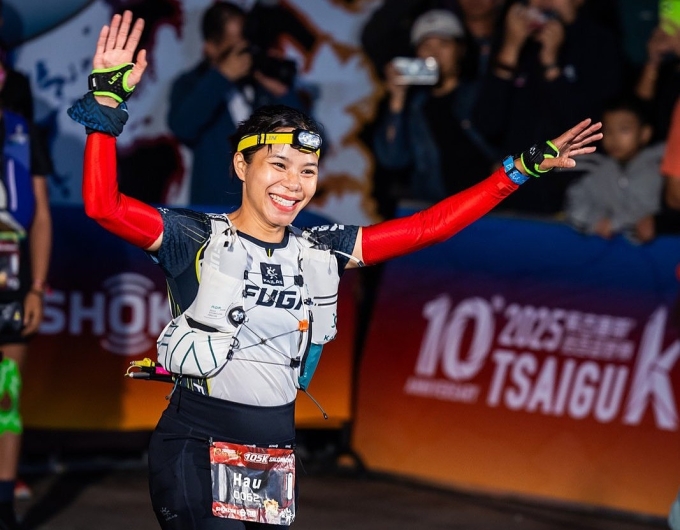 Hà Hậu cười tươi khi gần về nhất cự ly 105km tại giải Tsaigu Trail, phía Tây Chiết Giang đầu tháng 11. Ảnh: Hà Hậu Trail Runner