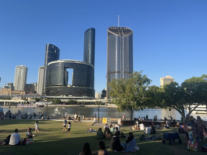 Người dân tắm nắng hai bên bờ sông Brisbane. Ảnh: Phương Anh