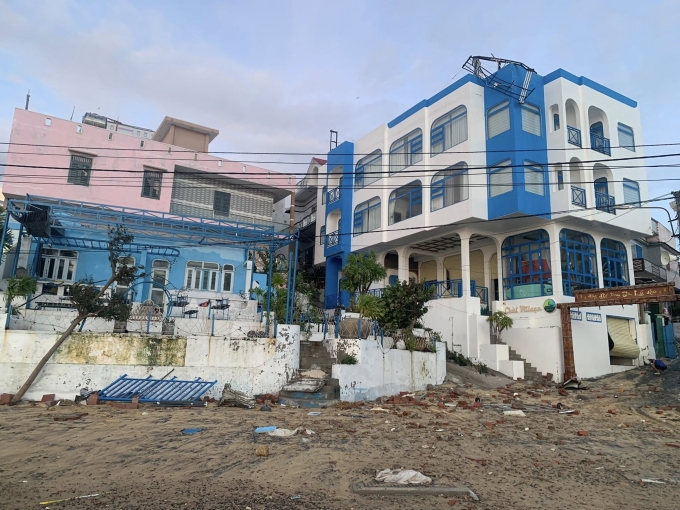 Khách sạn ở ven biển ở Nhơn Lý tan hoang. Ảnh: Chài Village Hotel