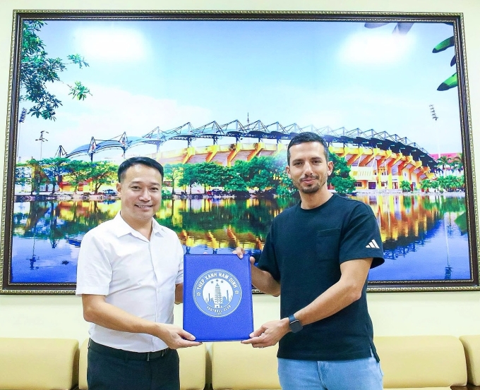 Tân Giám đốc điều hành Nam Định Vũ Hồng Việt (trái) trao hợp đồng dẫn dắt cho HLV Mauro Jeronimo tại sân Thiên Trường, Ninh Bình vào hôm nay 14/11. Ảnh: Nam Định FC