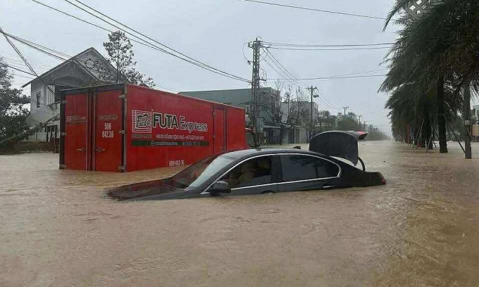 Ngập lút xe ở đường phố Quy Nhơn, sáng 19/11. Ảnh: Minh Bằng