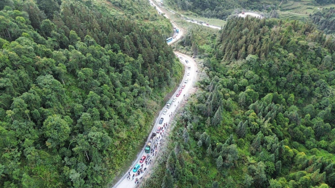 Xe nối đuôi nhau trên đoạn đường gần cổng trời Quảng Bạ sáng 15/11. Ảnh: Anh Tú