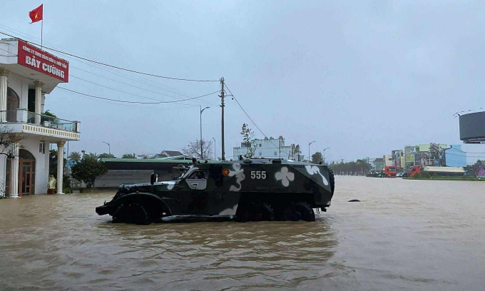 Xe thiết giáp lội nước được huy động hỗ trợ người dân ở Gia Lai. Ảnh: Minh Bằng