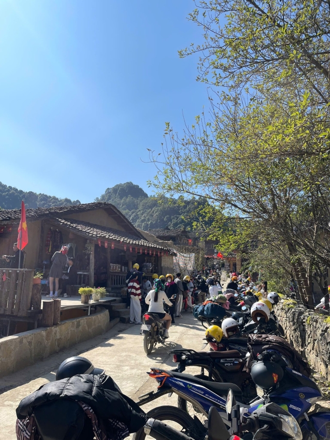 Khách du lịch ở Lô Lô Chải cuối tuần tháng 11. Ảnh: Hà Giang Tour