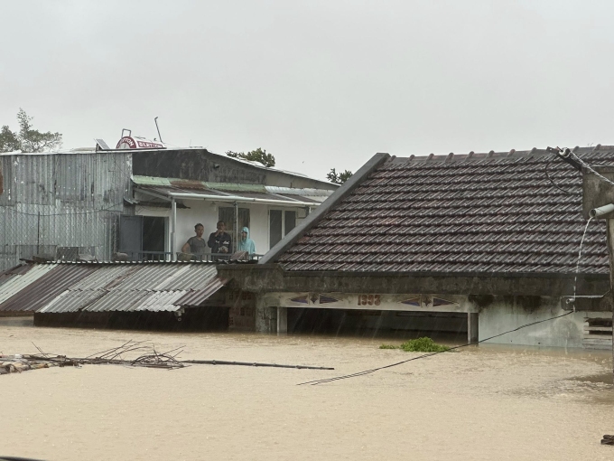 Người dân Quy Nhơn tránh trú tại các nhà cao tầng khi toàn bộ tầng một ngập sâu 3 m, sáng 19/11. Ảnh: Lương Vĩnh Long Nhật