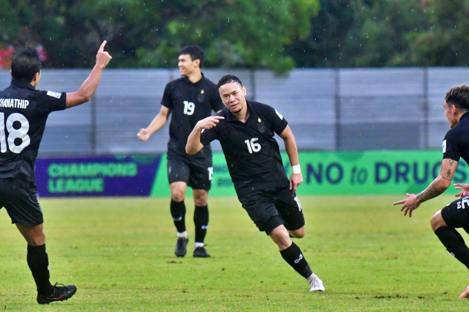 Tiền vệ Thái Lan Thanawat (số 16) mừng bàn mở tỷ số ở phút thứ 7 trong trận thắng Sri Lanka 4-0 ở lượt năm bảng D vòng loại cuối Asian Cup 2027, trên sân Colombo Racecourse, Sri Lanka ngày 18/11/2025. Ảnh: ThailandNT.