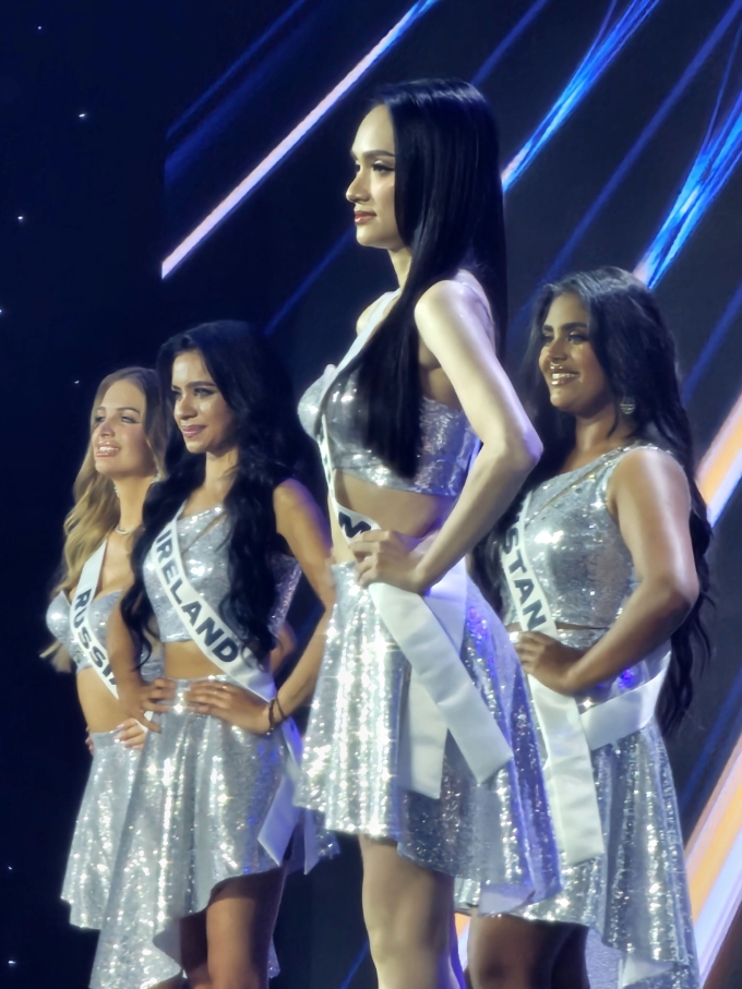 Hương Giang tạo dáng trên sân khấu lúc lắng nghe công bố top 30. Ảnh: Thầy Beo U40