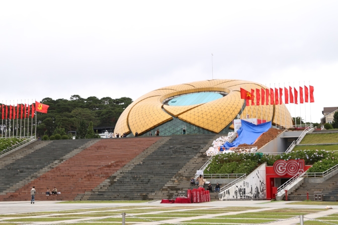 Quảng trường Lâm Viên, Đà Lạt vắng bóng người, sáng 20/11. Ảnh: Nguyễn Tiến Đạt