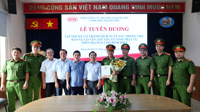 Lễ tuyên dương tập thể có thành tích xuất sắc trong việc bảo vệ tài sản, giữ gìn an ninh trật tự trên địa bàn chợ Bình Điền. Ảnh: SATRA