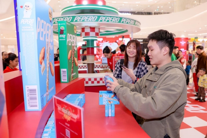 Khách hàng tham gia minigame tại Pepero Pop-up Store. Ảnh: Pepero