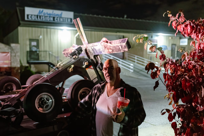 Oomh Randy Carnes, đồng sở hữu Speed Kingz trong một đêm đi thu hồi xe, tháng 10/2025. Ảnh: WSJ