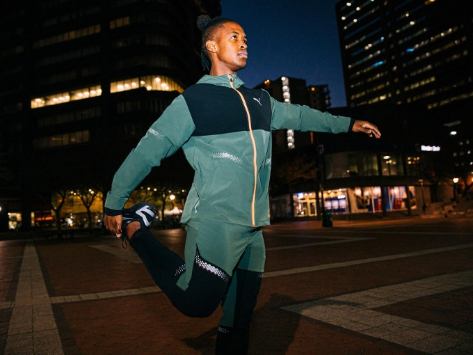 Nhiều thương hiệu thiết kế logo phản quang trên áo