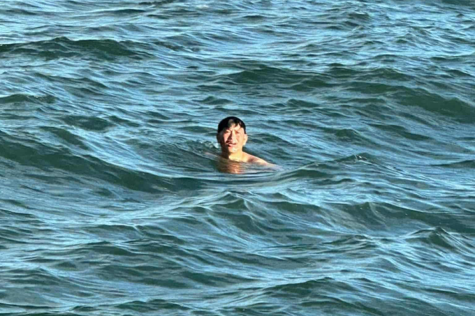 Ông Cường đang trôi lênh đênh trên biển khi được tàu cá Quảng Bình phát hiện. Ảnh: Thuyền viên cung cấp