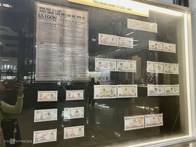 Không gian trưng bày tiền, thông báo về cuộc đổi tiền mới năm 1985. Ảnh: Quỳnh Trang