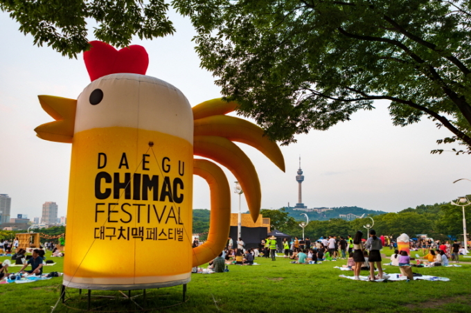 Lễ hội Daegu Chimac Festival quảng bá văn hóa ăn gà rán uống bia của người Hàn. Ảnh: Vistkorea