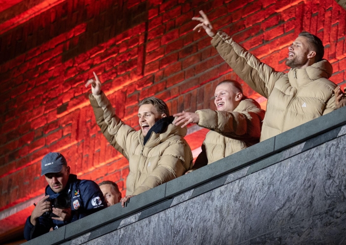 Haaland (thứ hai từ phải sang) cùng các đồng đội vẫy chào người hâm mộ từ trên ban công Tòa thị chính Oslo tối 17/11. Ảnh: VG