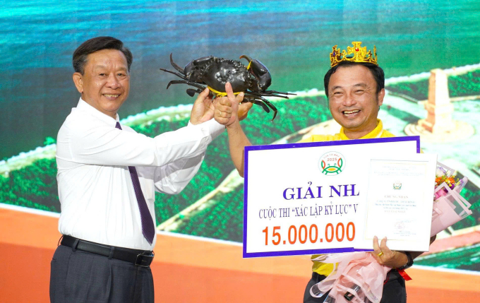 Trao giải cho chủ nhân cua đạt giải nhất. Ảnh: Chúc Ly