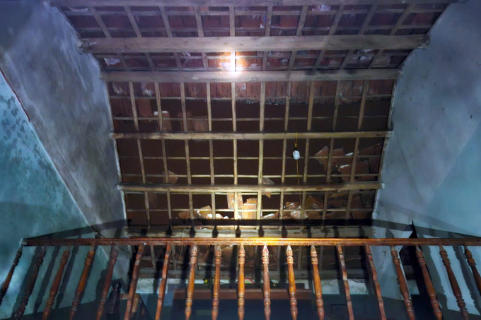 Nhiều mái ngói bị tốc, rơi xuống dưới khiến người dân bị thương. Ảnh: Thân Trường