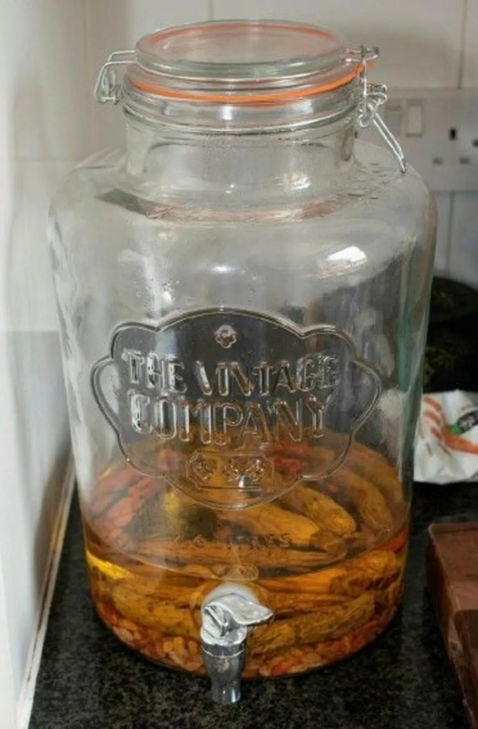 Loại rượu Suối nguồn sự sống Chao Xu dùng để mời các vị khách đến nhà dự tiệc. Ảnh: Met Police