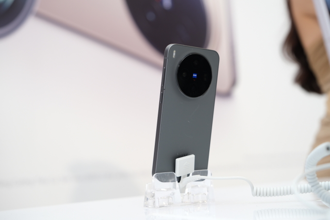 X300 Pro có zoom quang lớn hơn, mỏng nhẹ hơn Find X9 Pro nhưng dung lượng pin thấp hơn đối thủ. Ảnh: Tuấn Hưng