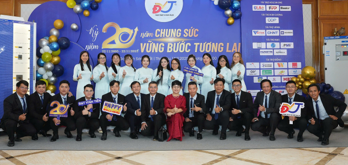 Đội ngũ nhân sự công ty tại tiệc kỷ niệm 20 năm thành lập. Ảnh: DVT