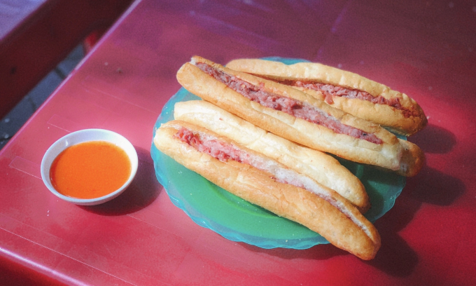 Bánh mì cay Hải Phòng thường ăn kèm chí chương.