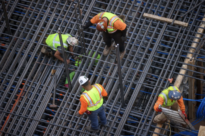 Công việc chân tay đang được săn đón tại Mỹ với thu nhập cao hơn văn phòng. Ảnh minh họa: WSJ