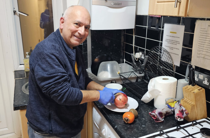 Andreas Savva, 68 tuổi vẫn chưa thể nghỉ hưu vì mỗi tháng phải đóng tiền trọ. Ảnh: Guardian