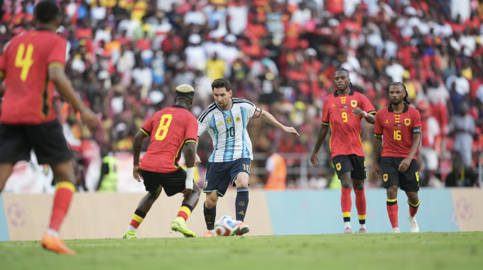 Messi đi bóng trong trận giao hữu Argentina thắng Angola 2-0 hôm thứ Sáu 14/11. Ảnh: AFA