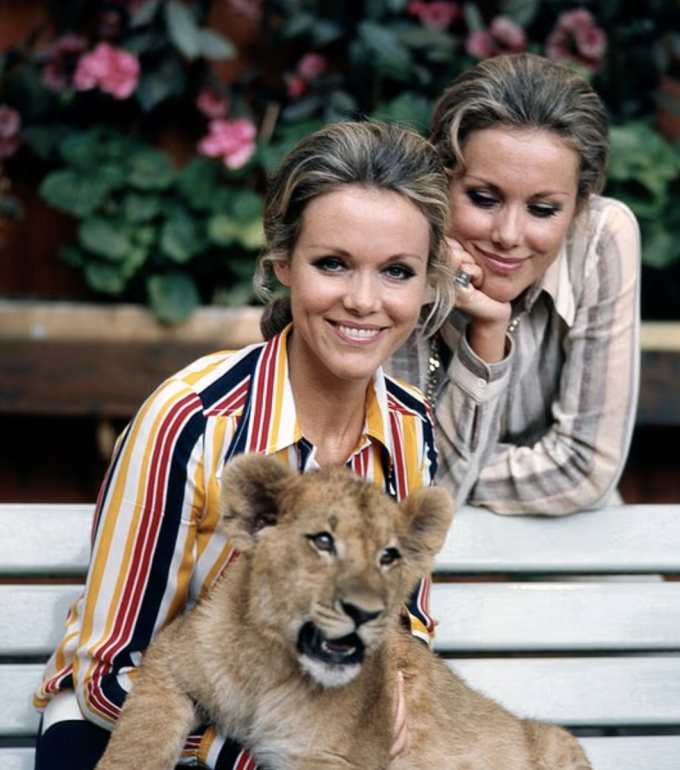 Cuộc đời cặp song sinh huyền thoại chọn ra đi cùng nhau ở tuổi 89 - 2