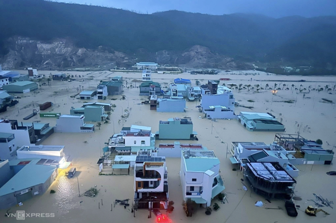 Nước dâng lên bờ sông, bủa vây các cửa ngõ của Quy Nhơn, nhiều tuyến đường bị ngập khiến tài xế xe tải không định hình được tuyến, sáng 19/11. Ảnh: Trần Hóa