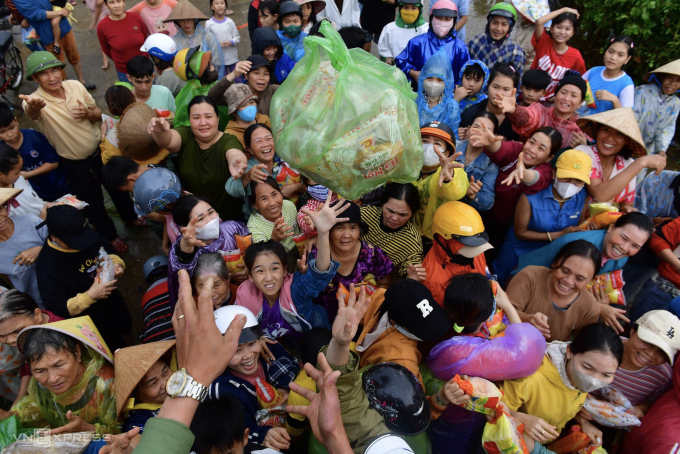 Hàng nghìn người ở rốn lũ Hoà Thịnh, Đăk Lăk xếp hàng nhận lương thực, đồ dùng thiết yếu do các đơn vị, tổ chức thiện nguyện chuyển tới, sáng 23/11. Ảnh: Đình Văn