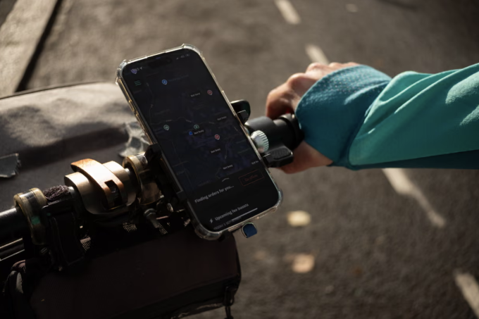 Lương thấp, công việc vất vả nhưng nhiều lao động nhập cư tại Anh vẫn cố bám trụ để mưu sinh. Ảnh: The Guardian