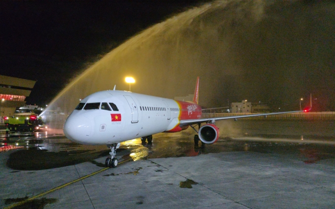 Tàu bay Vietjet được chào đón với nghi thức vòi rồng tại sân bay quốc tế Ninoy Aquino, Manila. Ảnh: Tài Nguyễn