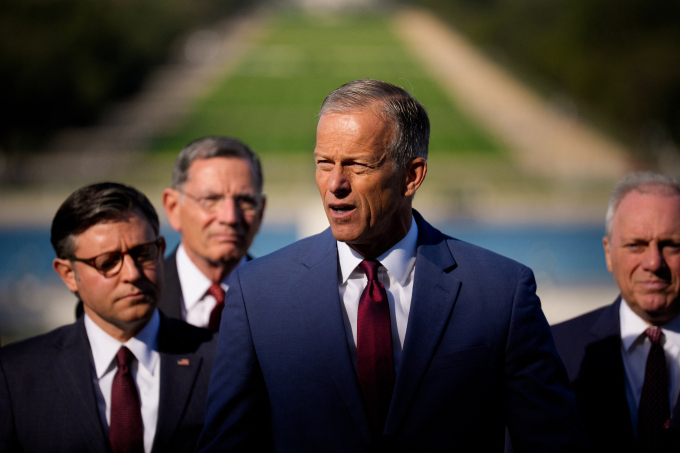 Lãnh đạo đảng Cộng hòa tại Thượng viện John Thune phát biểu tại Đồi Capitol ngày 1/10. Ảnh: AFP