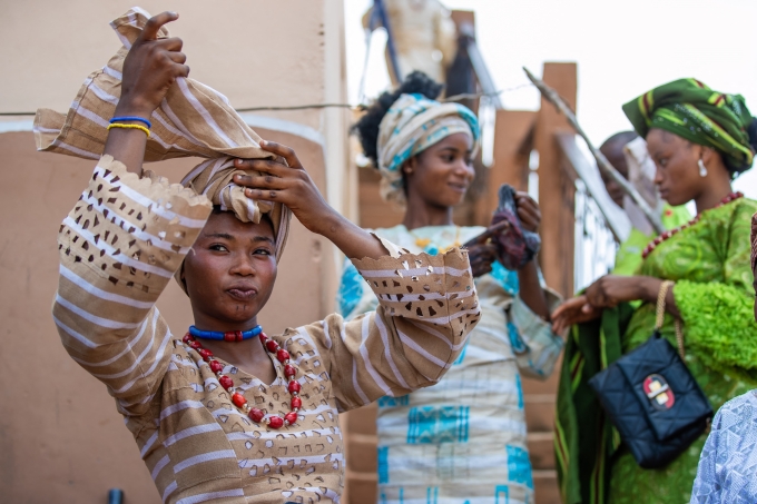 Cô dâu thắt khăn trùm đầu trước lễ cưới tập thể của cộng đồng người Shao ở bang Kwara, phía tây Nigeria, ngày 31/10. Ảnh: AFP