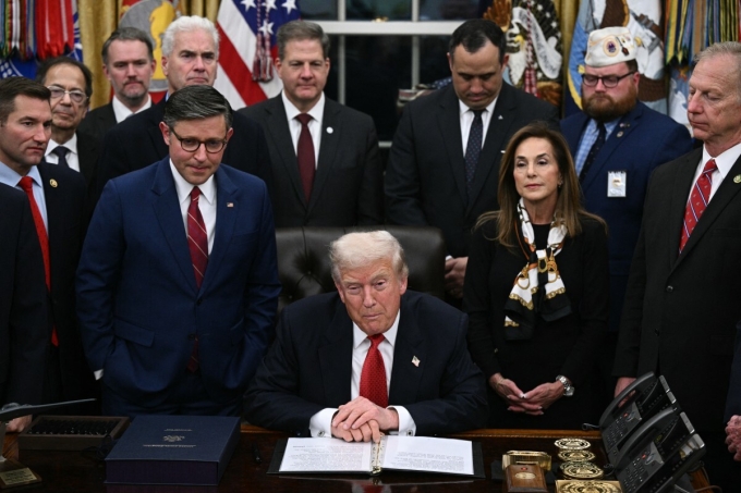 Tổng thống Trump trong lễ ký duyệt đạo luật chi tiêu ngân sách giúp mở cửa chính phủ ngày 12/11. Ảnh: AFP