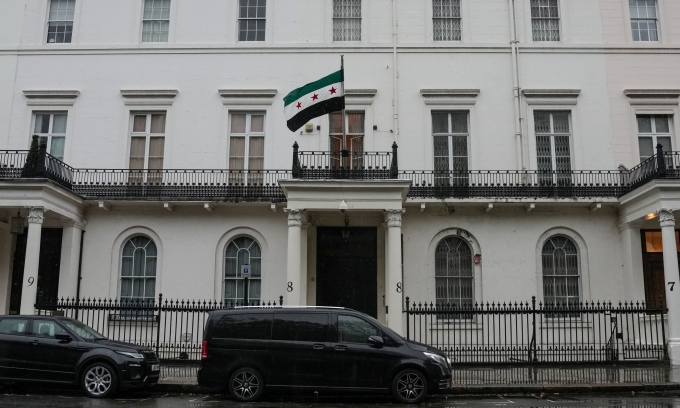 Cờ Syria tung bay bên ngoài đại sứ quán nước này ở thủ đô London, Anh, hôm 14/11, một ngày sau khi được mở lại. Ảnh: AFP