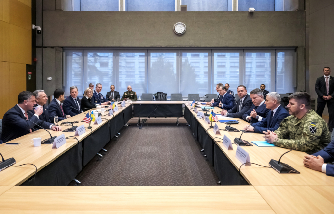 Các quan chức Mỹ và Ukraine tại cuộc gặp ở Geneva, Thụy Sĩ ngày 23/11. Ảnh: AFP