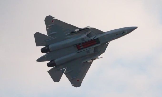 Tiêm kích Su-57 bay trình diễn với khoang bụng phía trước mở trong ảnh đăng ngày 9/11. Ảnh: UAC