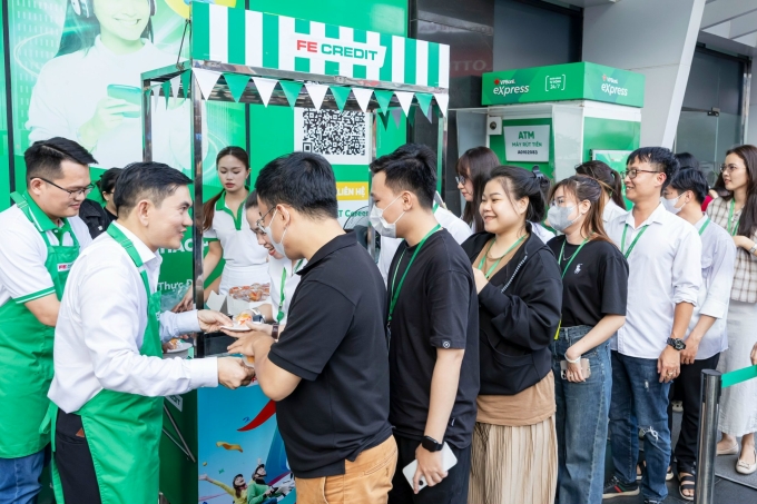 Khoảnh khắc các anh chị quản lý tại FE Credit phục vụ cà phê khiến nhiều nhân viên bất ngờ, thú vị. Ảnh: FE Credit