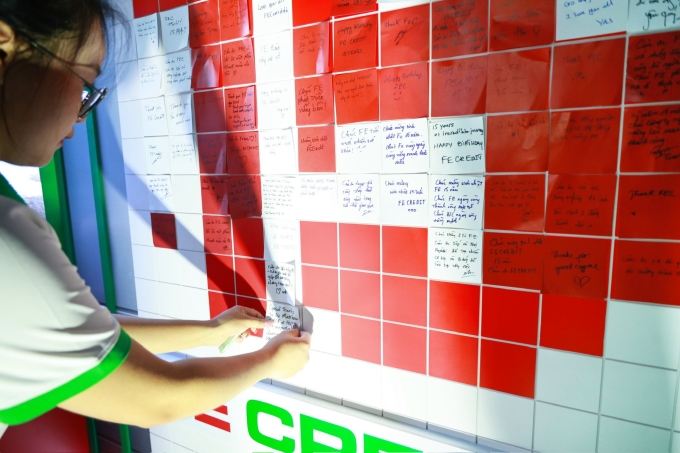 Nhân viên chia sẻ kỷ niệm khi làm việc tại FE Credit. Ảnh: FE Credit