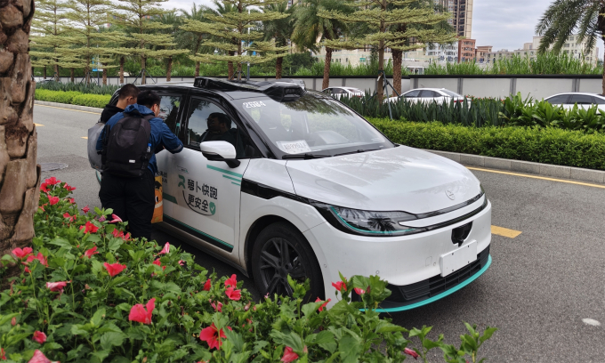 Khách hàng đặt xe robotaxi tại Thâm Quyến, Trung Quốc. Ảnh: ACR