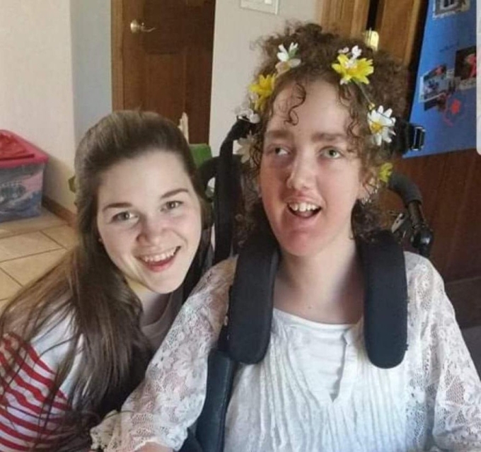 Ashtyn Fellenz (phải). Ảnh: Schmidt and Bartelt Funeral and Cremation Services