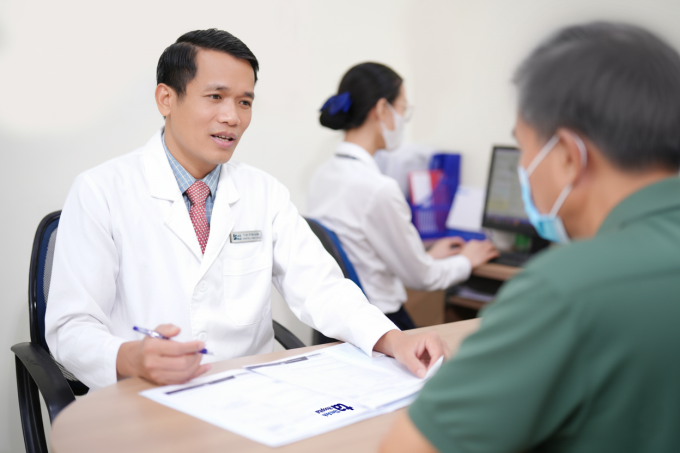 Tiến sĩ Khiêm tư vấn cho ông Chung. Ảnh: Bệnh viện Đa khoa Tâm Anh