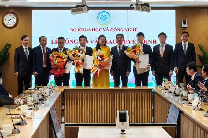 Bộ trưởng Nguyễn Mạnh Hùng và các Thứ trưởng chụp ảnh với các cán bộ được bổ nhiệm, tối 14/11. Ảnh: Trọng Đạt