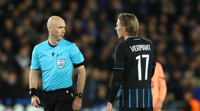 Romeo Vermant phàn nàn với trọng tài Anthony Taylor. Ảnh: AFP